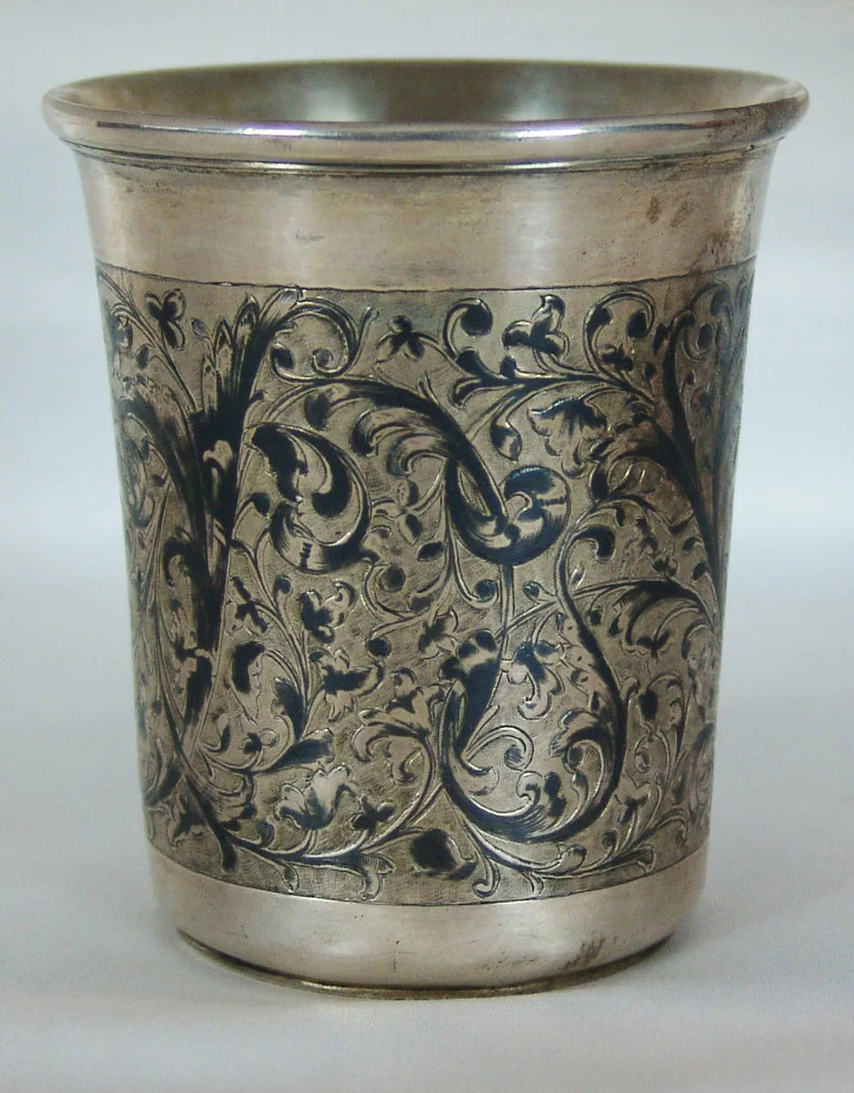Стакан с лиственным декором и чернью