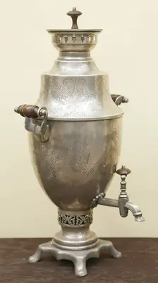 Серебряный самовар с изображением птицы и мельницы